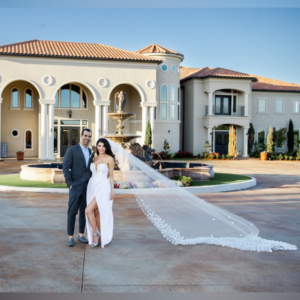 Breathtaking 12.5ft Long Bridal Designer 3D Flower Cathedral Veil with Comb 🤩💒 - Picture 3 of 13